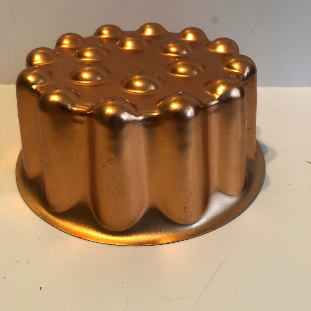 Vintage copper 4 cup Mirro jello mold, ruffled edges and dimples on the top.